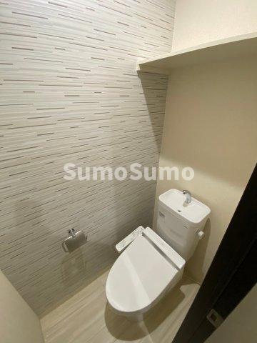 トイレ　落ち着いた色調のトイレです