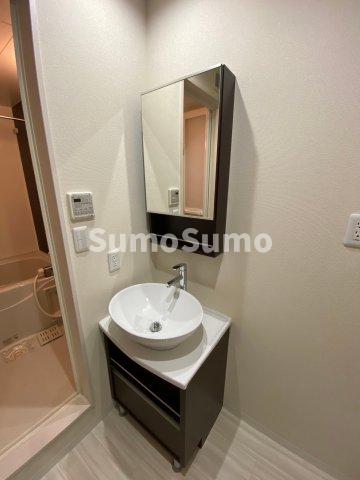 洗面設備　独立洗面化粧台が付いています