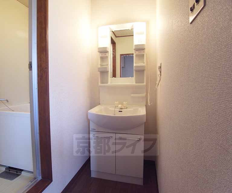 洗面設備　独立洗面台付き。