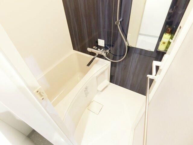 バス・シャワールーム　落ち着いた空間のお風呂です