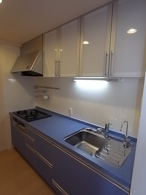 キッチン　ガラストップコンロ３口です。