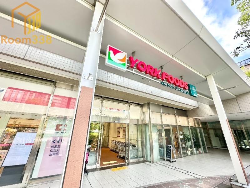 スーパー　ヨークフーズ with ザ・ガーデン自由が丘 新宿富久店（スーパー）まで578m