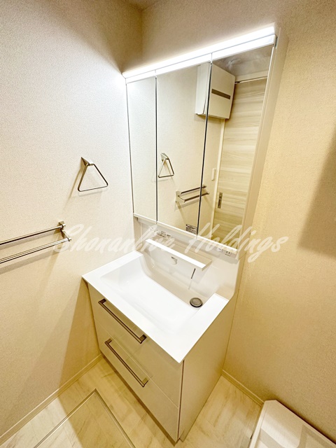 洗面設備　人気の三面鏡独立洗面台付き♪