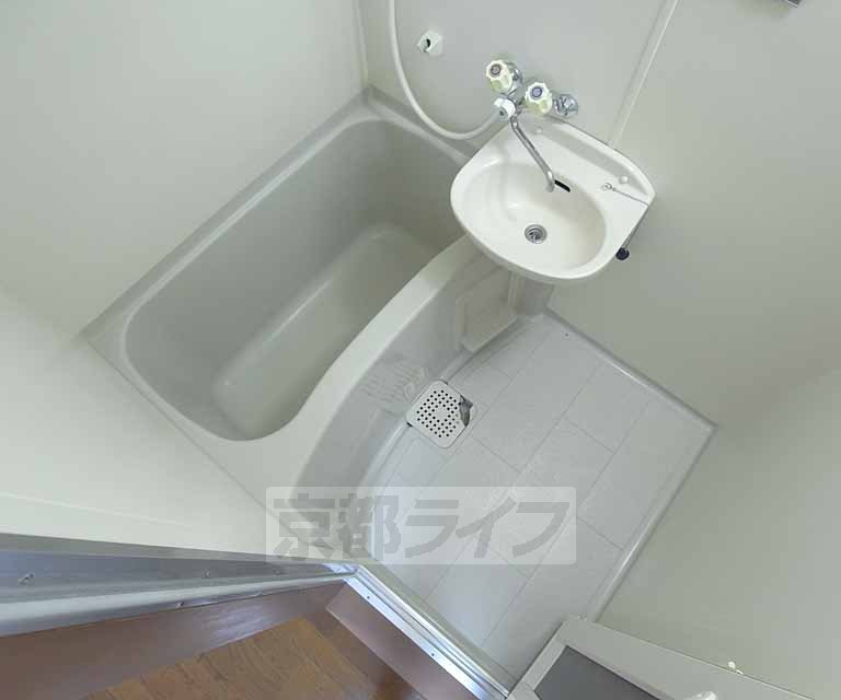 バス・シャワールーム　清潔感のあるバスルームです