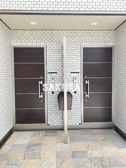 エントランス　重厚感のある建物デザイン♪