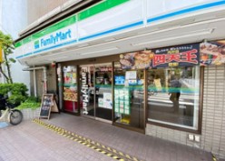 コンビニ　ファミリーマート 小山三丁目店（コンビニ）まで240m
