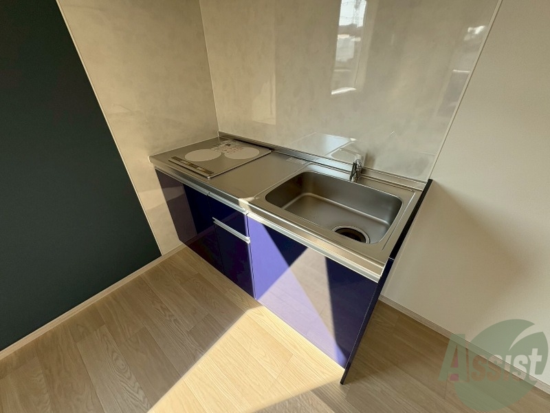 キッチン　こちらはキッチンになります。ＩＨコンロ２口付です。