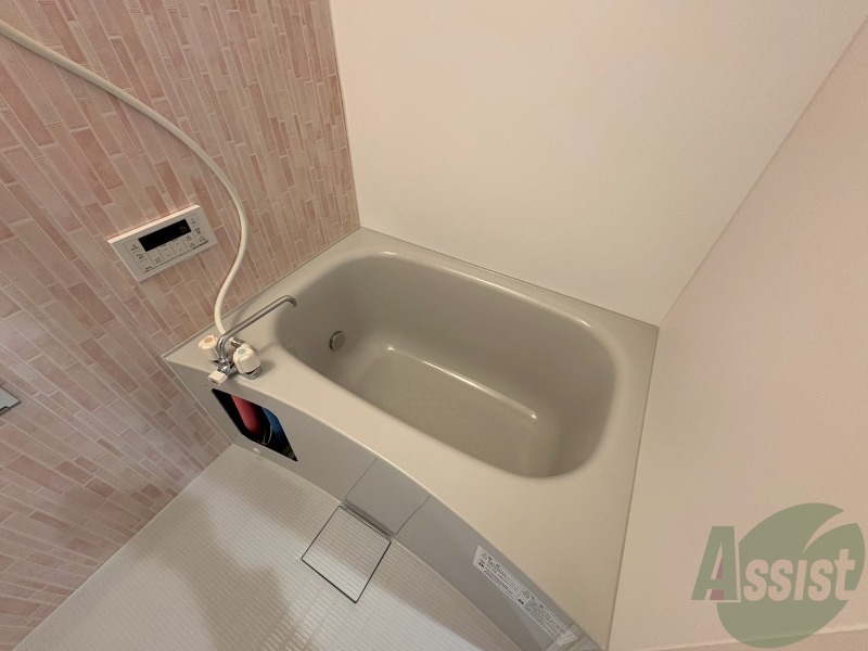 バス・シャワールーム　こちらはバスルームになります。追い焚き機能付です。