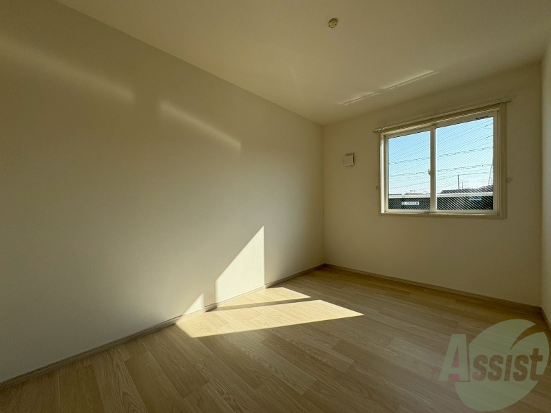 その他部屋・スペース　こちらは５．６帖の洋室になります。日当たり良好です。