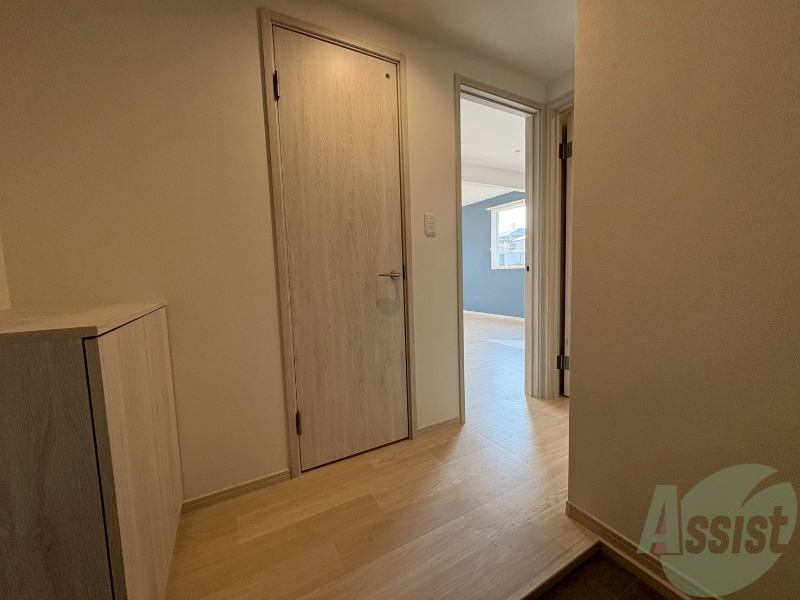 玄関　こちらは玄関になります。照明設備がございます。