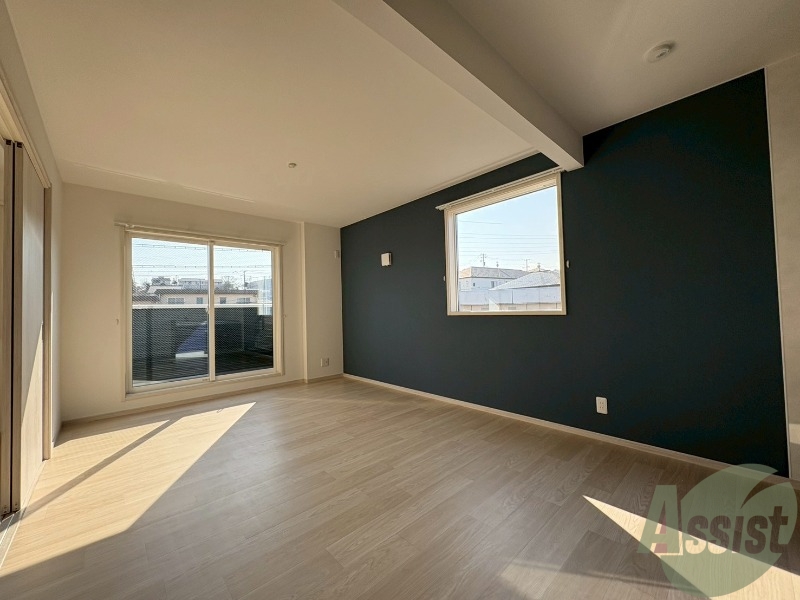 居室・リビング　こちらは１０．８帖のリビングになります。