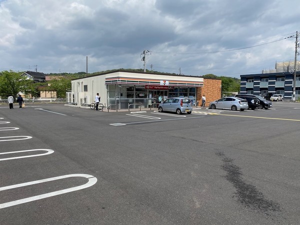 コンビニ　セブンイレブン倉吉東巌城町店（コンビニ）まで273m