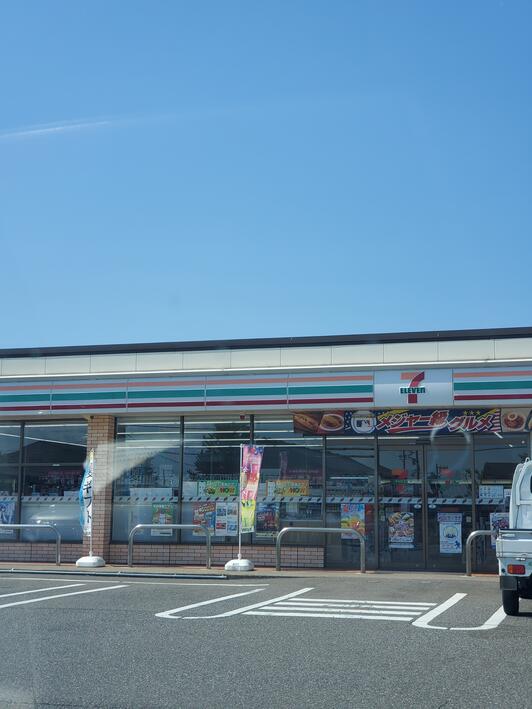 コンビニ　セブンイレブン福井栗森町店（コンビニ）まで486m