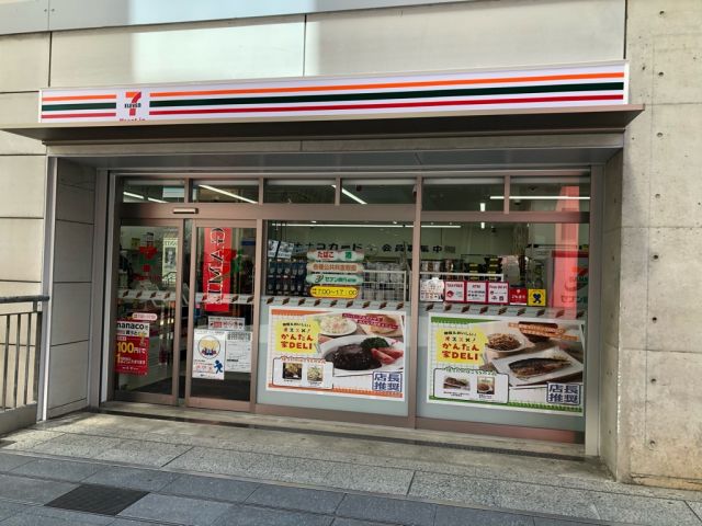 コンビニ　セブンイレブン ハートインJRUC駅改札口店（コンビニ）まで427m