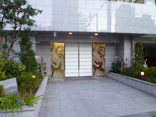 エントランス　重厚感溢れるエントランス