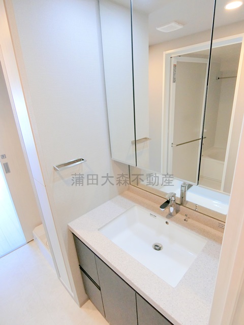 洗面設備　洗面脱衣所　三面鏡の独立洗面台