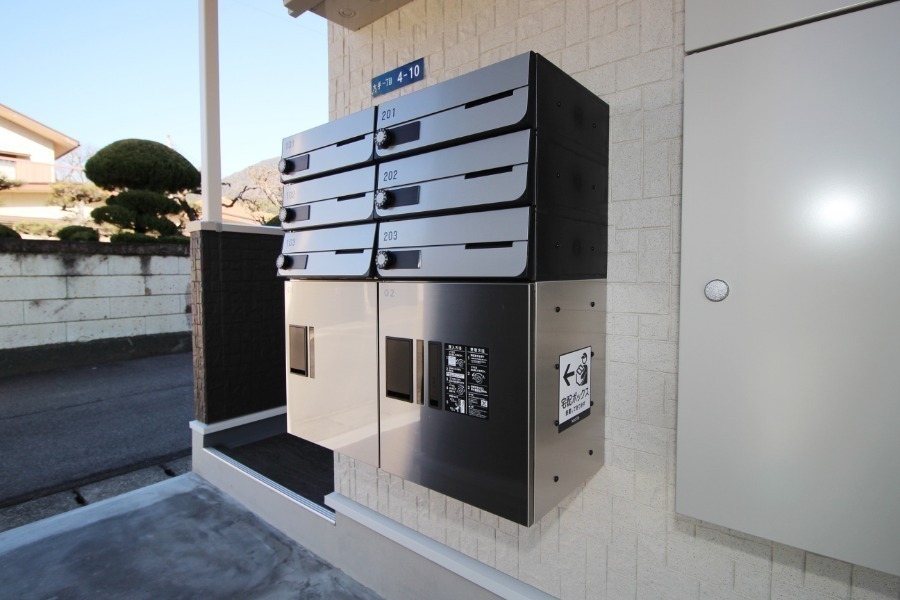 エントランス　集合ポストと宅配ボックス