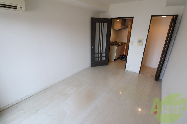 その他部屋・スペース　白色のフローリングで清潔感があります。