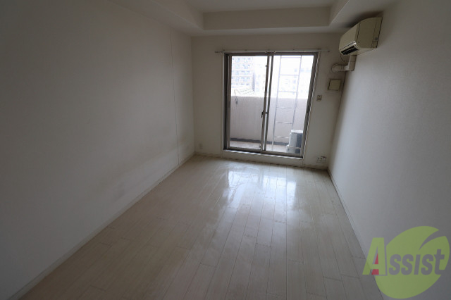 居室・リビング　白色のフロリーングで明るいよ