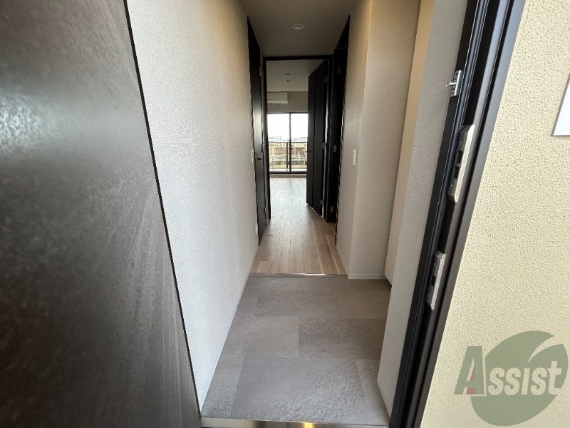 玄関　玄関はこんな感じです。段差がなく躓く心配もございません。