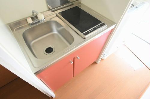 キッチン　現況優先。設備は現地と異なる可能性があります。