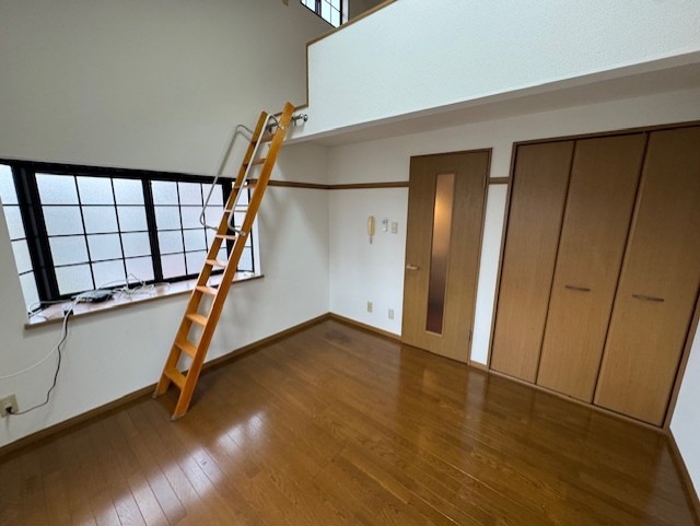 居室・リビング　出窓無し