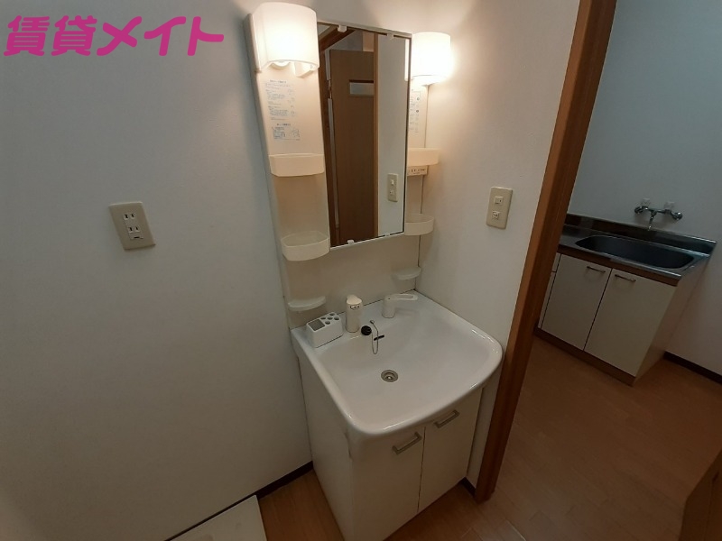 洗面設備　同型反転タイプのお写真です