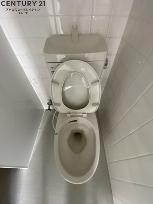 トイレ　シャワールーム横にトイレがあります☆