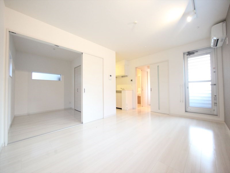 居室・リビング　ＬＤＫ12.1帖　洋室4.1帖　つなげても仕切っても使えます