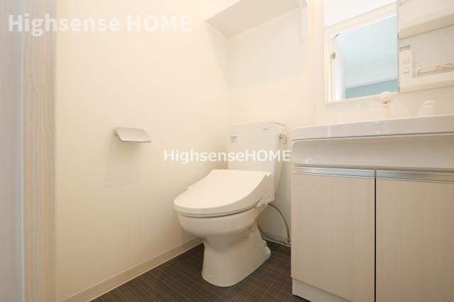 トイレ　落ち着いた色調のトイレです