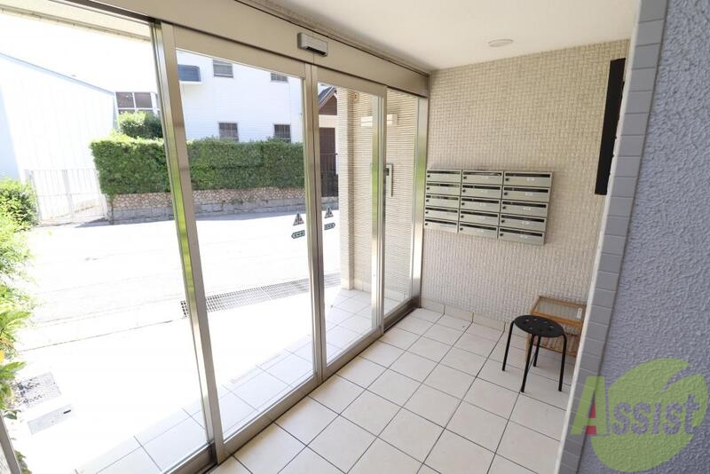 ロビー　マンション入り口はこんな感じです。