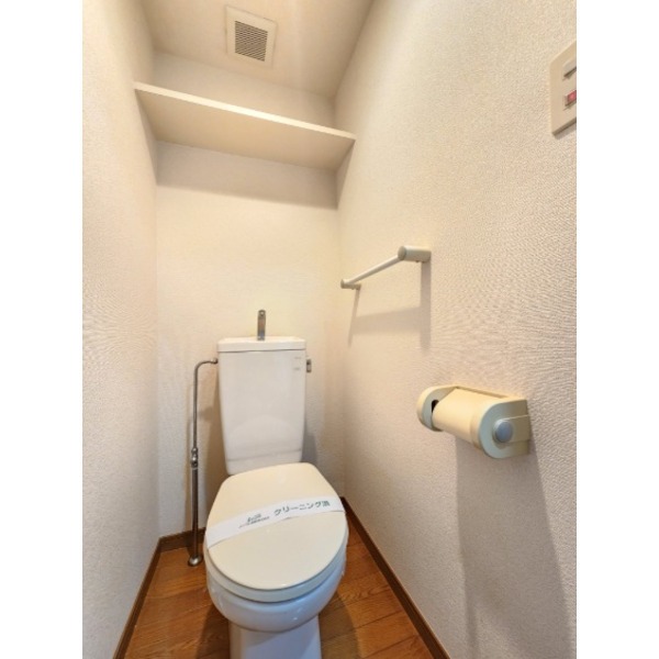 トイレ　棚付きで便利ですね