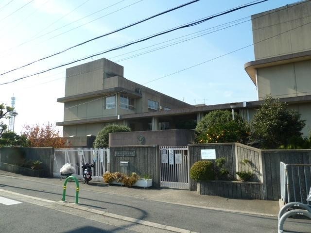 小学校　茨木市立西河原小学校（小学校）まで320m
