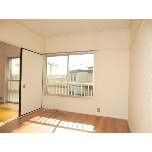 眺望　西洋室＠南窓～こちらも日差しが充分入ってきます。壁クロスは張