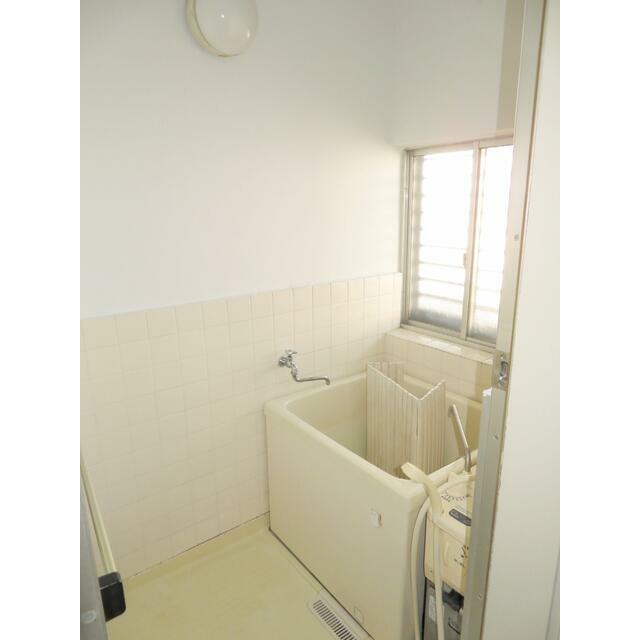 バス・シャワールーム　浴室＠全体～シャワー付きのバランス釜で、追焚ができます。窓が