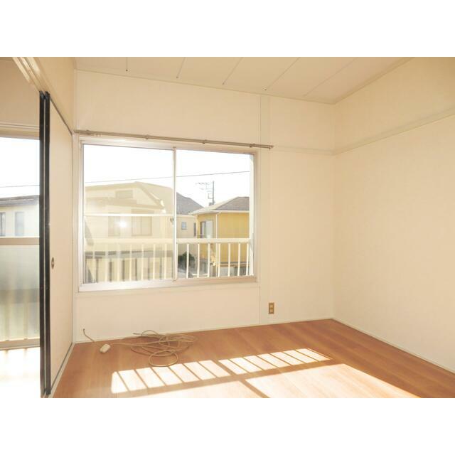 その他部屋・スペース　西洋室＠南窓～南側が駐車場になっている２階部屋ですので開放感