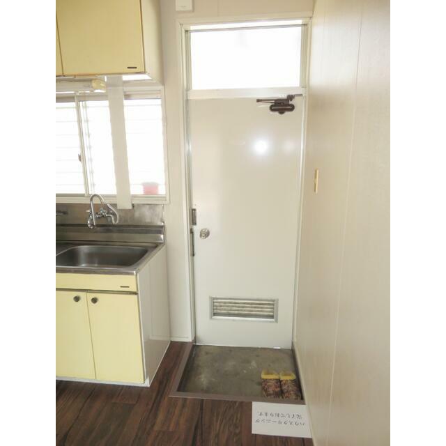 玄関　玄関～ドアはこちらの面と外面の両面を塗装して奇麗になっていま