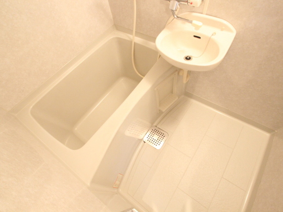 バス・シャワールーム　※別室の写真を使用しております※