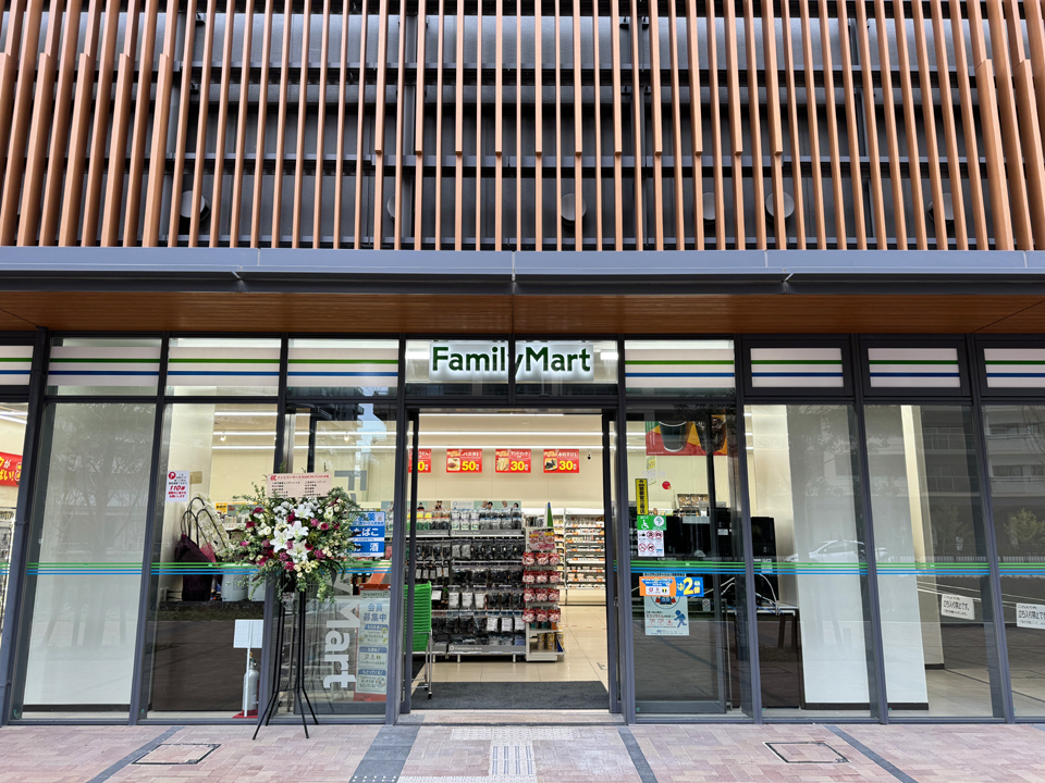 コンビニ　ファミリーマート HARUMI FLAG店（コンビニ）まで213m