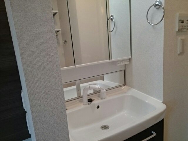 洗面設備　明るい洗面所です