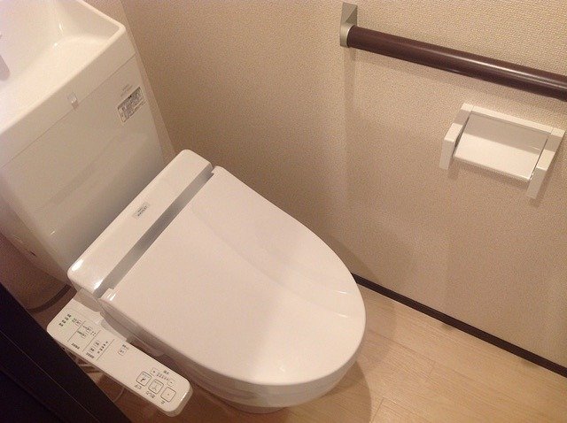 トイレ　温水便座付のキレイなトイレです。
