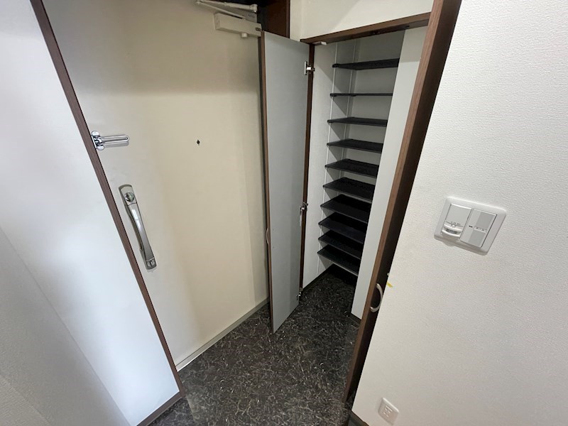 玄関　※別号室のお写真となります。