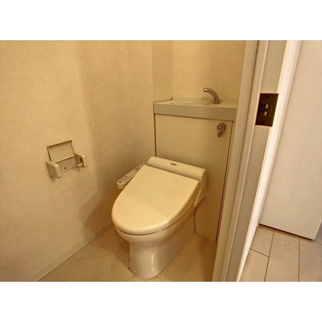 トイレ　参考：１０４室の写真になります