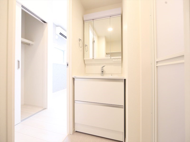 洗面設備　脱衣所　独立洗面台（シャンプードレッサー付）　同仕様写真