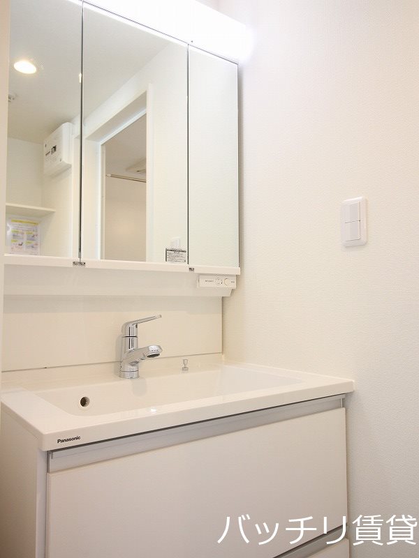 洗面設備　別号室タイプの為、現状を優先致します。