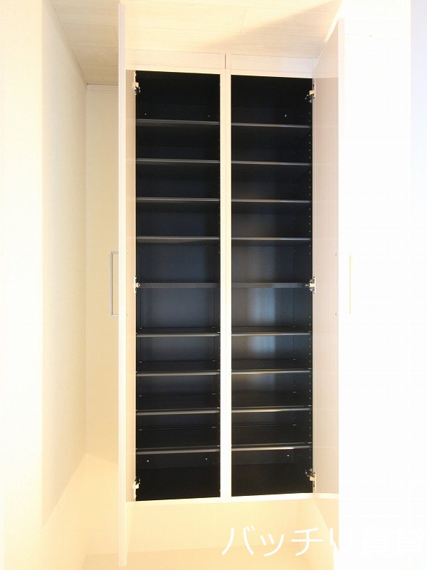 玄関　別号室タイプの為、現状を優先致します。