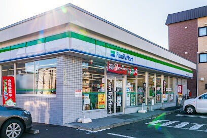 コンビニ　ファミリーマート札幌平和通4丁目店（コンビニ）まで385m