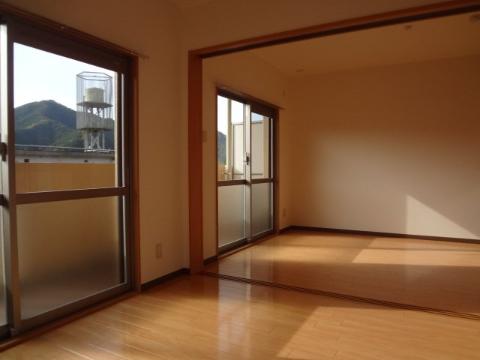 居室・リビング　室内