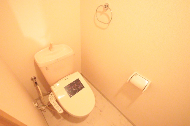 トイレ　※別室の参考写真の為、現況優先です。