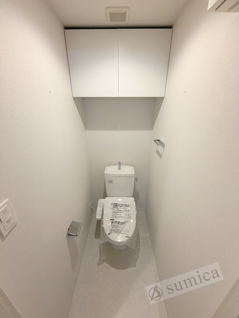 トイレ　人気アイテムの温水洗浄便座。清潔感のあるトイレです。